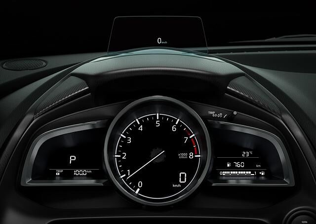 Eigentlich ist die Idee mit den Head-up-Display eine feine Sache, praktisch ist das im Fall des Mazda2 aber nicht ganz überzeugend gelöst