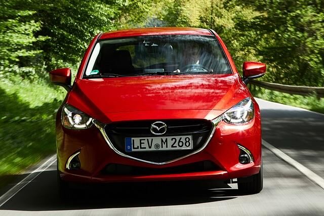 Seine LED-Scheinwerfer verleihen dem Mazda2 ein Überholprestige, dem der 90-PS-Benziner nicht ganz gerecht werden kann