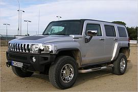 Immer breit: Der Hummer H3 frisst sich durch die Gegend
