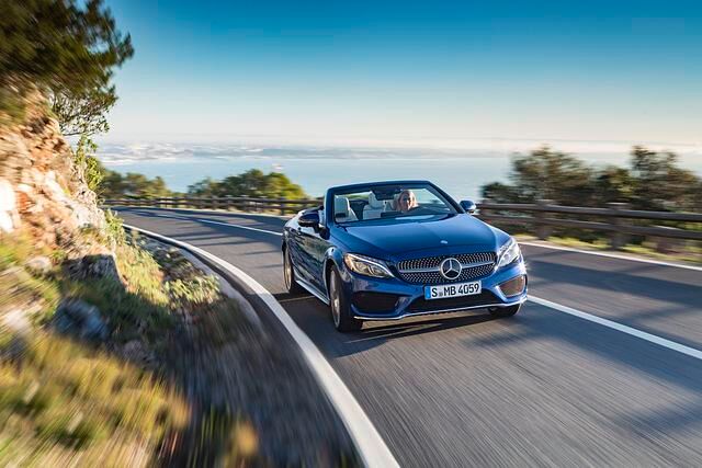 Cabrio-Fahren mit geöffnetem Dach war und ist im Sommer 2017 eine Sache des Timings