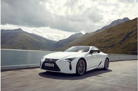 Der Lexus LC 500h wiegt rund zwei Tonnen