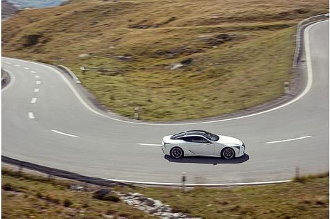 In den Kurven schlägt sich das Hybrid-Coupé ganz beachtlich