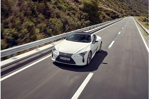 Der Lexus LC 500h erreicht nach fünf Sekunden Landstraßen-Tempo