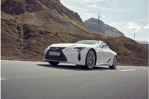 Der Lexus LC 500h ist 250 km/h schnell