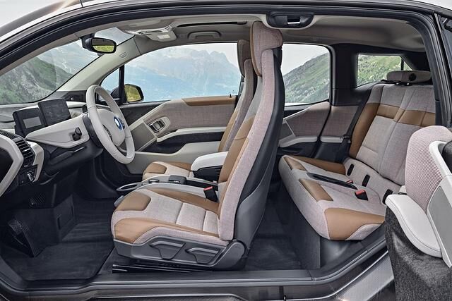 Der Kunde kann künftig ein neues Interieur-Styling mit Sitzbezügen aus Wollstoff im Tweed-Look und gegerbten Leder bestellen