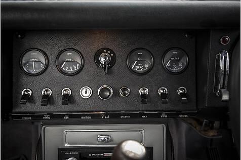 Wie es sich für einen Herren-Fahrer gebührt: Kein Zigaretten- sondern ein Zigarren-Anzünder in der Mitte des Armaturenbretts