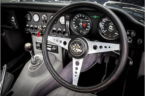 So muss das Cockpit eines klassischen Sportwagens aussehen