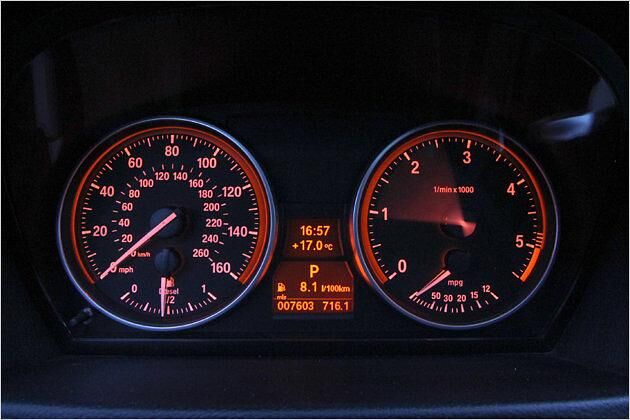 Bei der US-Version des 335d wird die Geschwindigkeit in Meilen pro Stunde (äußerer Ring, links) und Kilometer pro Stunde (innerer Ring) angezeigt