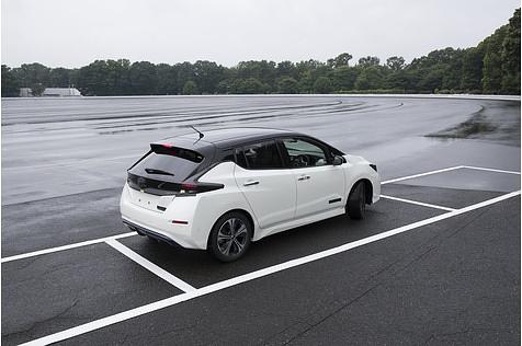 Nissan Leaf II 2018 - parkt von selbst ein - und aus
