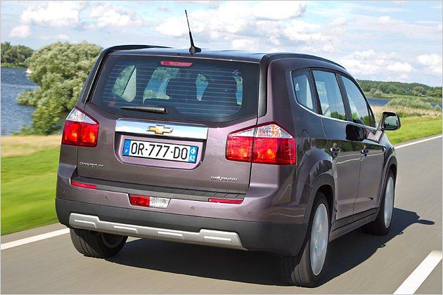 Auffällig ist die SUV-Optik des Orlando mit dem angedeuteten Unterfahrschutz ...