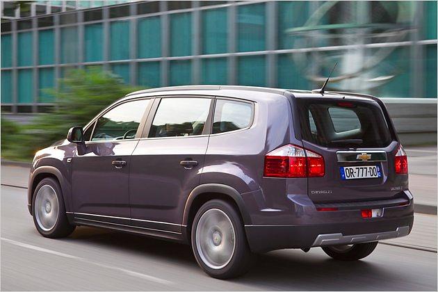 Das Auto ist mit 4,65 Meter allerdings deutlich länger als Kompaktvans wie VW Touran oder Opel Zafira