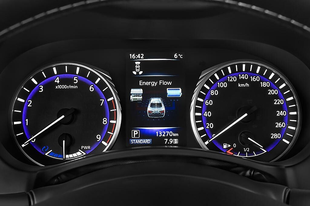 Infiniti Q70 (Baujahr 2016) Premium 4 Türen Tacho und Fahrerinstrumente