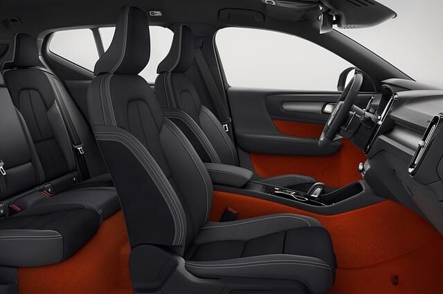Das Innenleben, dessen Gestaltung sich an den größeren Volvo-SUV orientiert, bietet trotz äußerer Kürze ein überraschend luftiges Raumgefühl auch für die Hinterbänkler