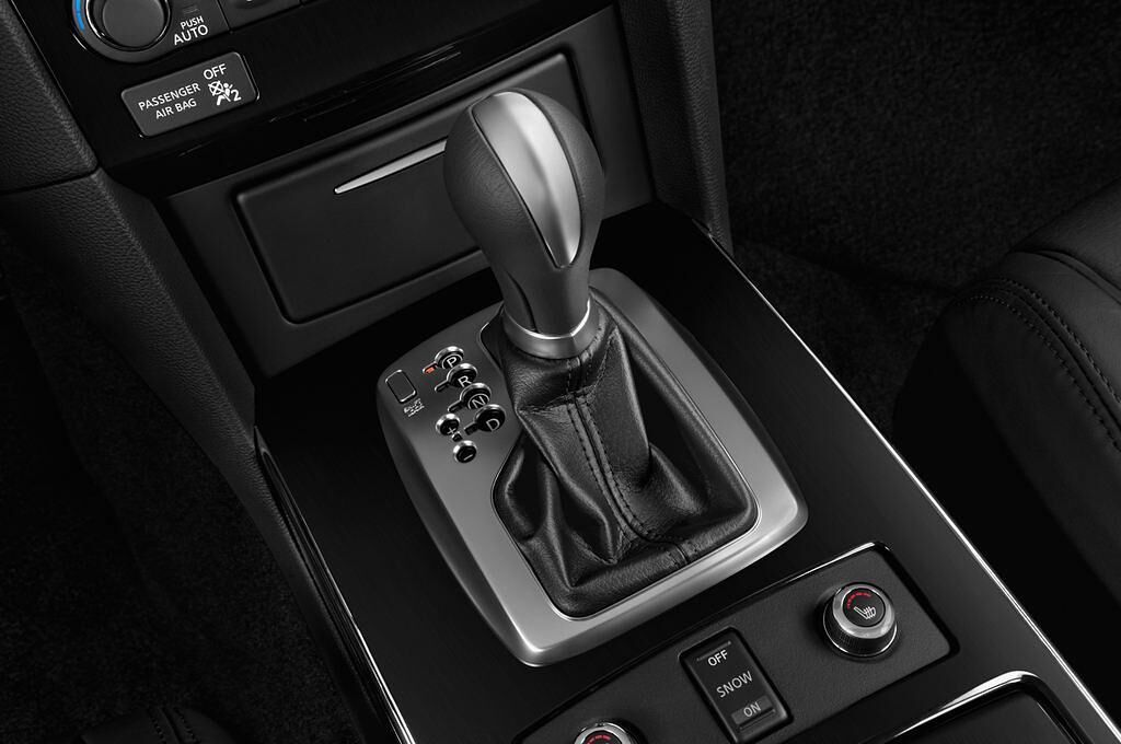 Infiniti QX70 (Baujahr 2013) - 5 Türen Schalthebel