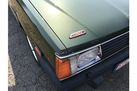 Subaru 1800 Turismo 4WD - dezenter Allradhinweis auf der Haube