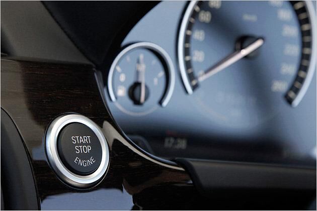 Schlüsselloser Motorstart gehört beim 650i zum Serienumfang