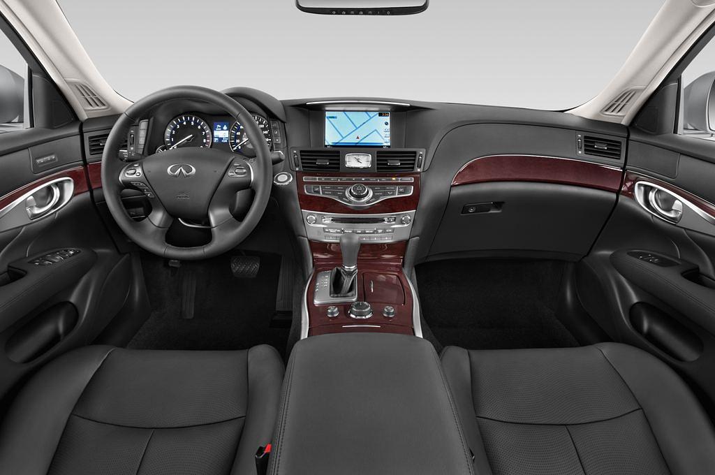 Infiniti Q70 (Baujahr 2015) 3.7 V6 7At 4 Türen Cockpit und Innenraum