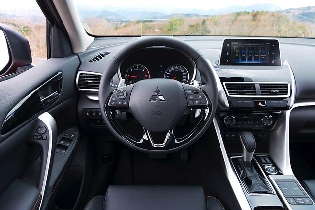 Das Cockpit des Eclipse Cross wirkt aufgeräumt und übersichtlich