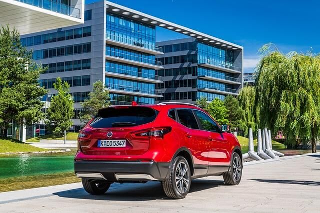 Der neue Qashqai bietet jetzt einen Querverkehrswarner, der beim Rückwärtsausparken vor nahenden Autos warnt