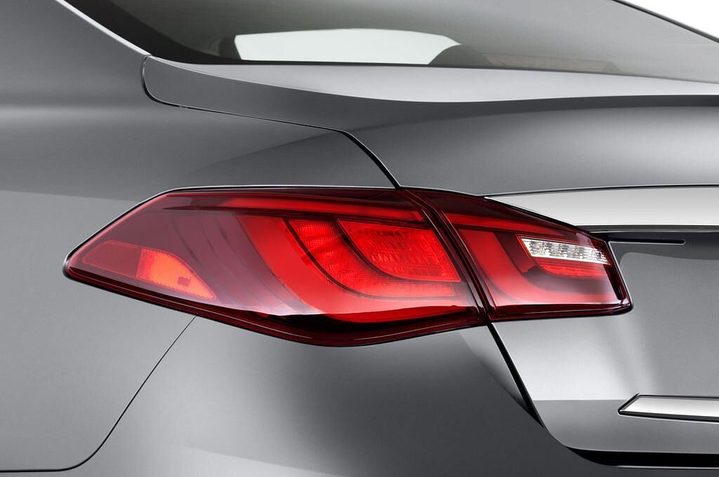 Infiniti Q70 (Baujahr 2015) 3.7 V6 7At 4 Türen Rücklicht