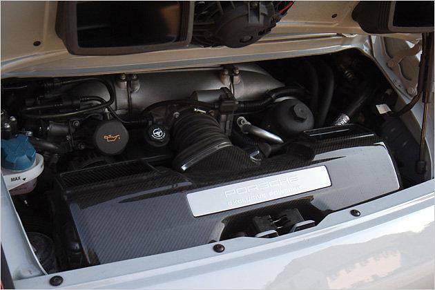 Der Lüftungskasten im Motorraum trägt eine Verkleidung aus echtem Karbon