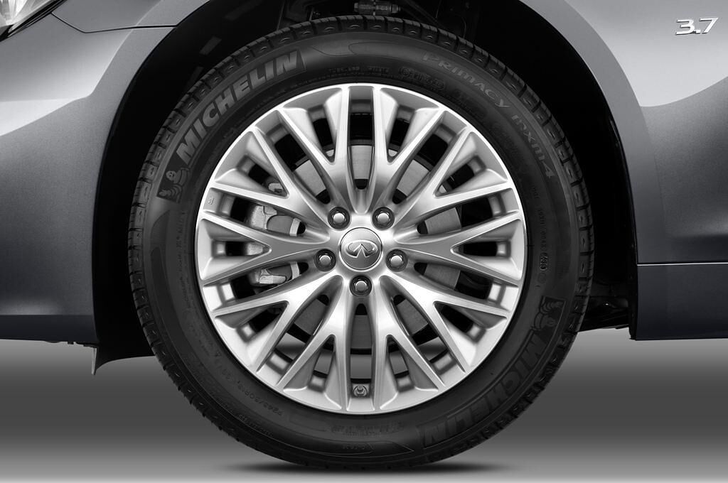 Infiniti Q70 (Baujahr 2015) 3.7 V6 7At 4 Türen Reifen und Felge