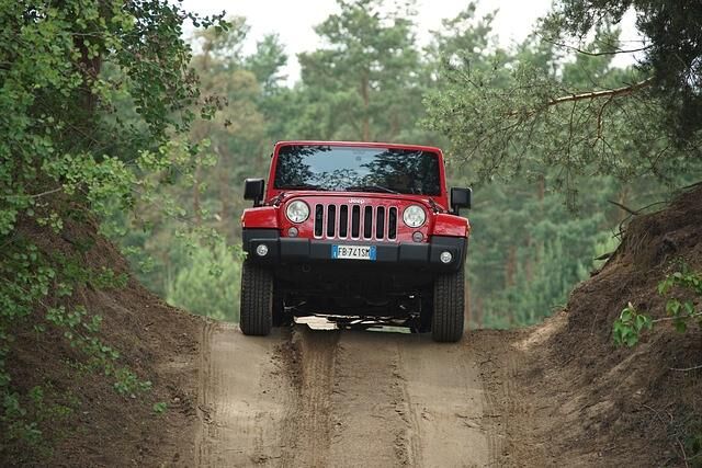 Neben der teuren G-Klasse von Mercedes ist der Wrangler heute der letzte Überlebende der Gattung ziviler Geländewagen, denen kaum ein Berg zu steil, kaum ein Wasser zu tief und keine Schräglage zu...