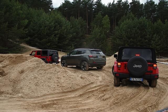 Gleich droht eine Wasserdurchfahrt. Bei beiden Mobilen wird der Allradantrieb festgezurrt. Per Knopfdruck im Compass, im Wrangler wird der Hebel nach hinten bewegt, nachdem sein für das Getriebe...