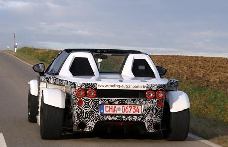 Der Roding Roadster 23 mit Geschäftsführer Robert Maier (rechts) und Stefan Kulzer (links).