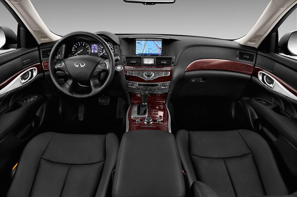 Infiniti Q70 (Baujahr 2017) Premium 4 Türen Cockpit und Innenraum