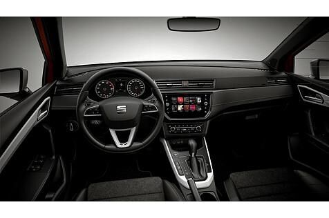 Innen wirkt der Seat Arona übersichtlich und nicht überladen