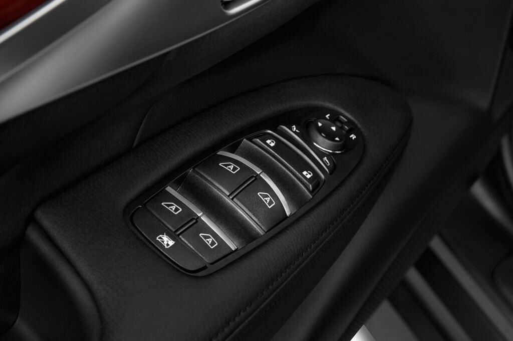 Infiniti Q70 (Baujahr 2017) Premium 4 Türen Bedienungselemente Tür