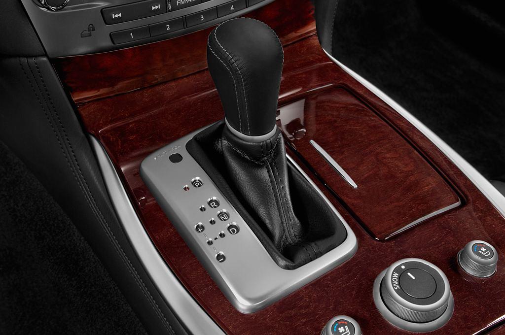 Infiniti Q70 (Baujahr 2017) Premium 4 Türen Schalthebel