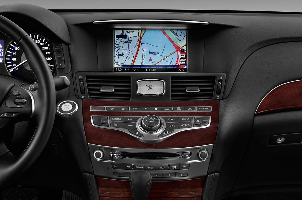 Infiniti Q70 (Baujahr 2017) Premium 4 Türen Mittelkonsole