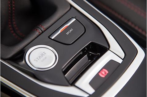 Im Peugeot 308 GTi gleich neben dem Startknopf: der Sport-Schalter