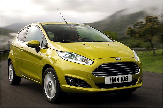 Der frisch geliftete Ford Fiesta mit gewachsenem Grill und erschlankten Scheinwerfern
