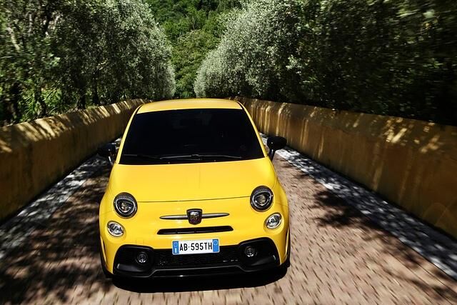 Wenn die hauseigene Sportmarke Abarth ihn modifiziert, wird der Cinquecento schon ein wenig böse.
