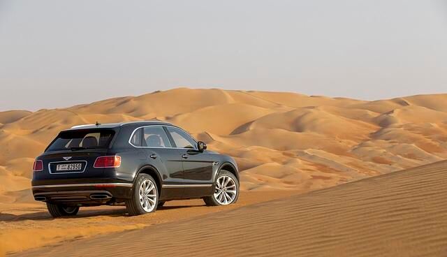 Beim wüstentauglichen Bentley Bentayga Faconry verbirgt sich hinter der großen Heckklappe eine sehr spezielle Sonderausstattung