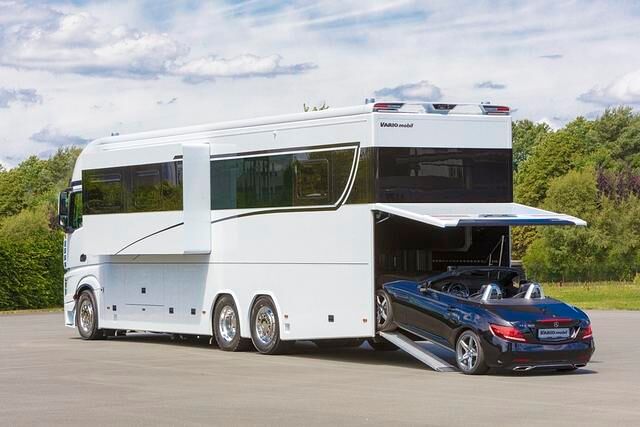 Im Heck findet ein Mercedes SLC Platz