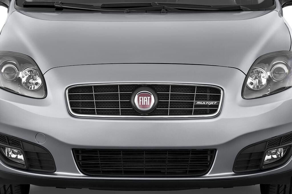 FIAT Croma (Baujahr 2010) Emotion 5 Türen Kühlergrill und Scheinwerfer
