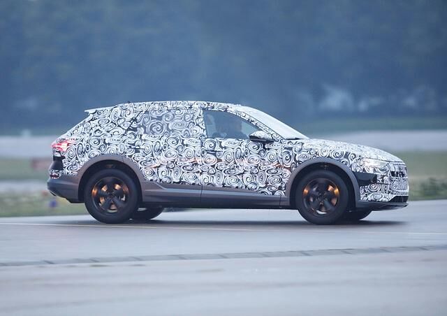 Noch ist das rein elektrisch angetriebene SUV in ein Tarnkleid gehüllt.