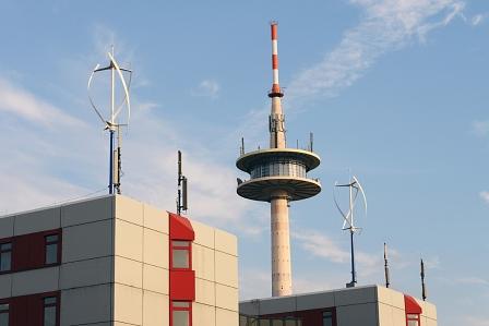 Kleinwindanlagen liefern die Energie für einige Stromladesäulen. Das ist gut fürs Image der Elektrofraktion.