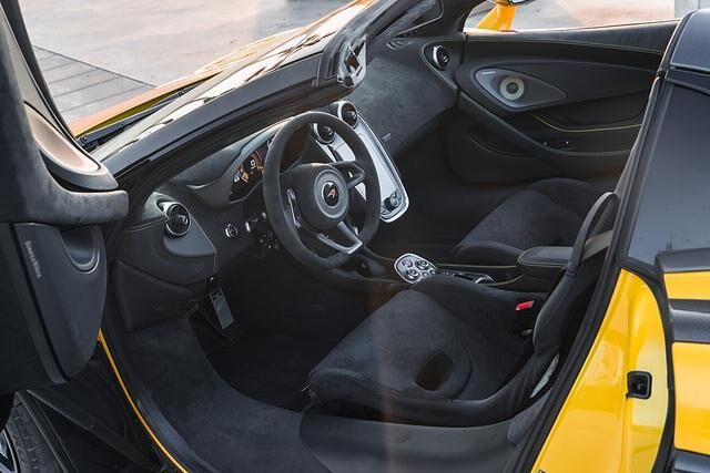 Aufgeräumt, fahrerzentriert, edel: Der Arbeitsplatz im McLaren 570S Spider