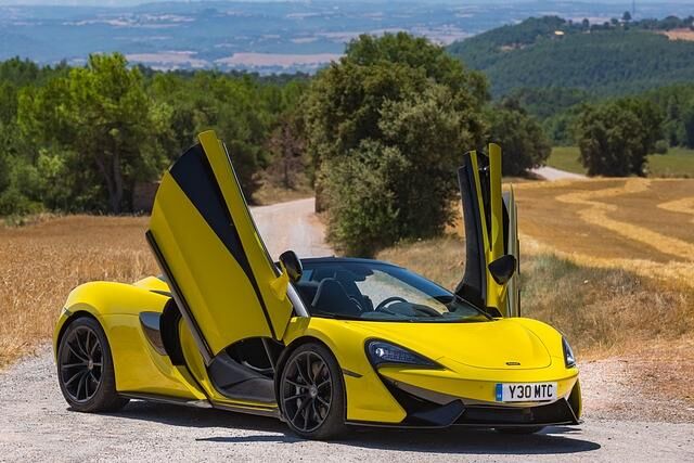 Mit offenen Seitentüren ist der McLaren 570S Spider natürlich ein Blickfang