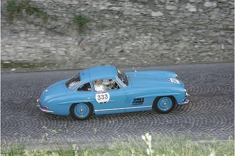 Adrian Gattiker und sein Mercedes 300 SL bayrisch-blau