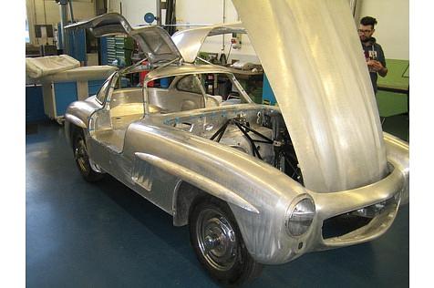 Adrian Gattiker und sein Mercedes 300 SL bayrisch-blau