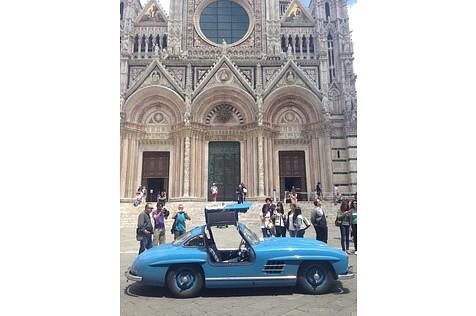 Adrian Gattiker und sein Mercedes 300 SL bayrisch-blau