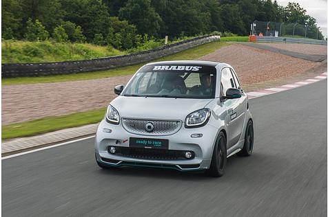 Das Smart Brabus Renn-Taxi klebt förmlich auf der Straße