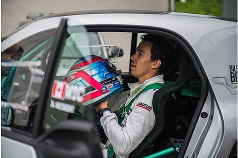 Auch DTM-Fahrer Robert Wickens ist vom Smart Brabus Renn-Taxi begeistert
