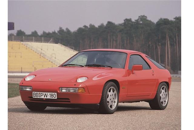 Im Modelljahr 1987 war es dann soweit, mit 235 kW kW/320 PS überholte der Porsche 928 S4 den 300-PS-Turbo
